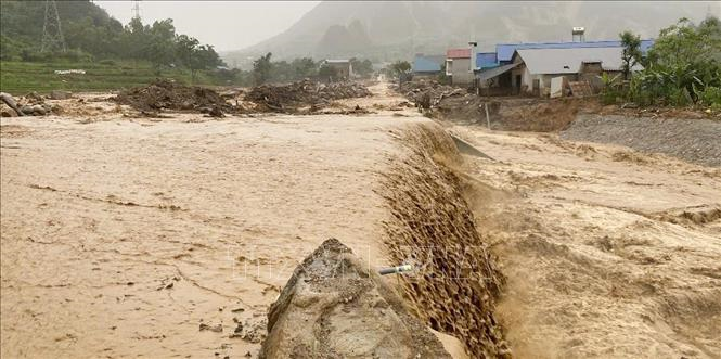 Lai Châu: Mưa lớn gây sạt lở, chia cắt Quốc lộ 32 và Quốc lộ 279 qua Mường Than